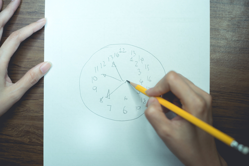 Médicos piden dibujar un reloj para diagnosticar demencia - EnVejezSer