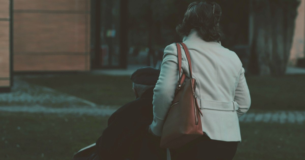 Cuando cuidar pesa: de dónde viene y cómo se maneja la culpa del cuidador