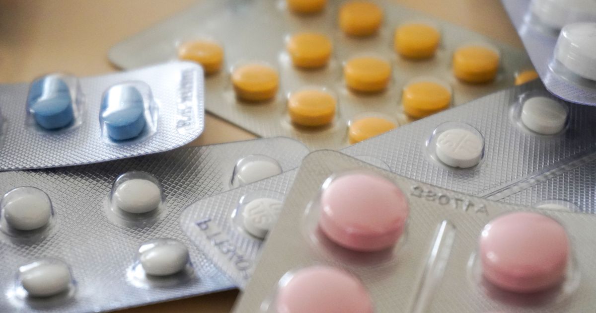 Cuando un medicamento lleva a otro: estudio identifica 24 cascadas de prescripción que merecen especial atención en adultos mayores