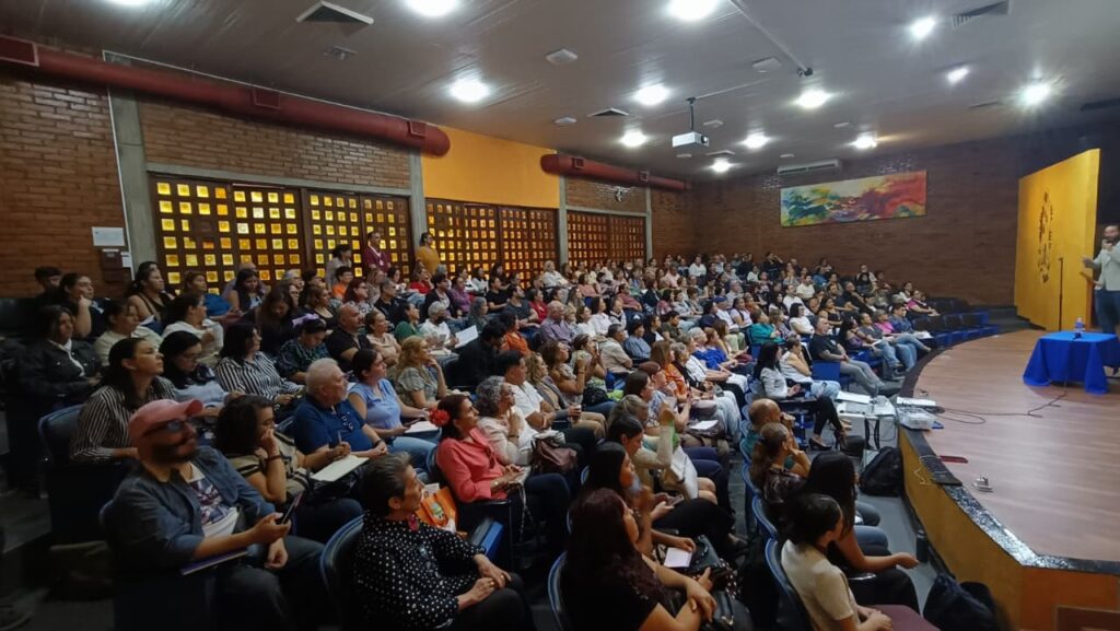 Auditorio de Casa Loyola lleno durante una conferencia